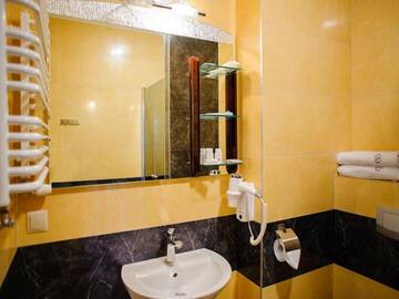 Фото номера Стандартный трехместный номер Отель Hotel Sevilla г. Рава-Мазовецкая 5